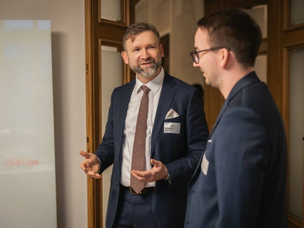 Matthias Wolf befindet sich im Gespräch mit einem Gast einer Kundenveranstaltung im Bautzener Büro