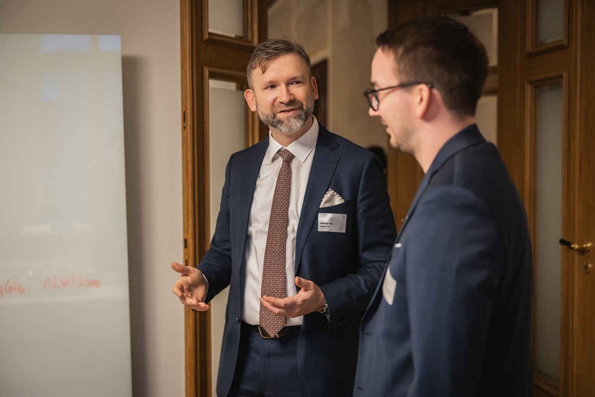 Matthias Wolf befindet sich im Gespräch mit einem Gast einer Kundenveranstaltung im Bautzener Büro