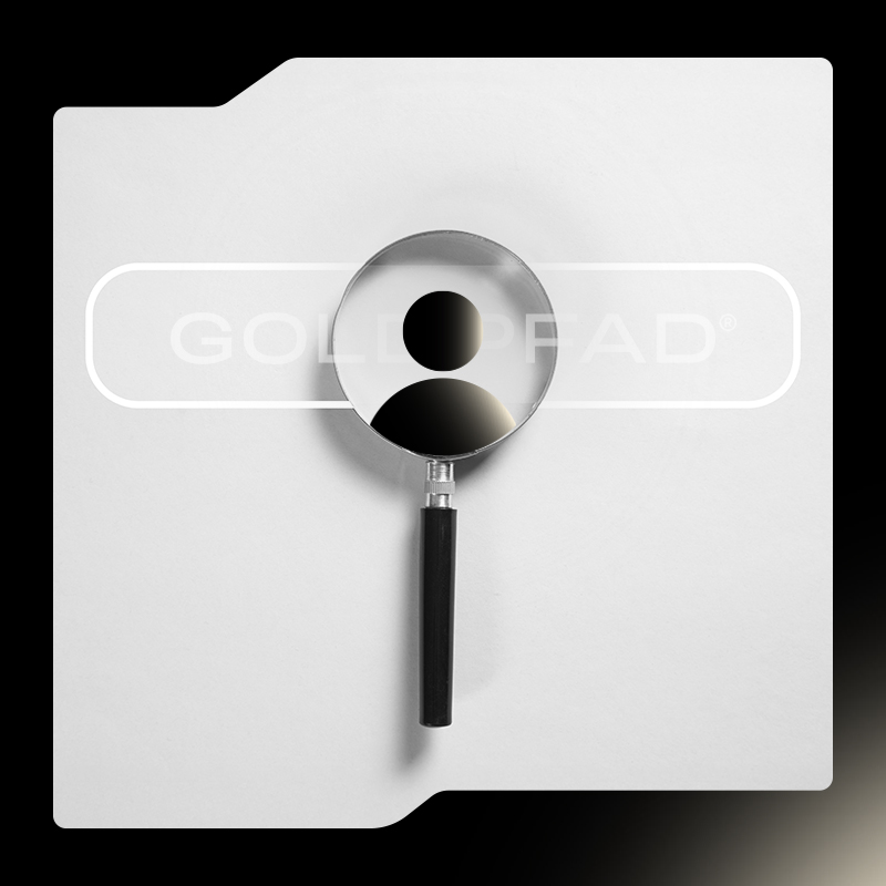 Profilbild ohne Menschen, aber mit Goldpfad-Schriftzug und Lupe mit stilisiertem Portr&auml;t, das einen potenziellen Bewerber darstellt